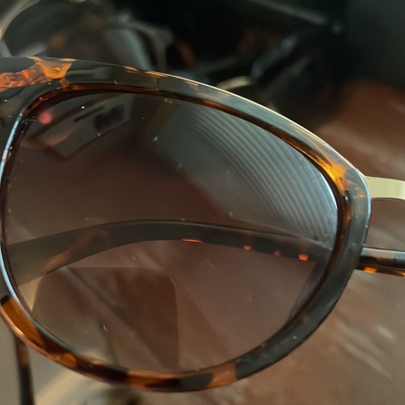 Oscar by Oscar del la Renta MOD 3080 215 brown tortoise sunglasses. main image 14